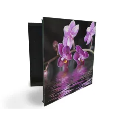 Glasdekor skrinka na kľúče - kvety temne fialovej orchidey nad hladinou
