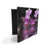 Glasdekor skrinka na kľúče - kvety temne fialovej orchidey nad hladinou